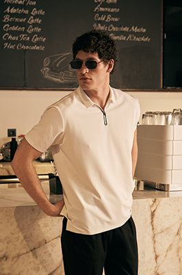 FENG, uluslararası pazarlarda güçlü bir varlık oluşturmayı hedefleyen bir erkek giyim markasıdır. Stratejik bölgelerdeki yatırımları ve dağıtım ağıyla büyürken, Türkiye’de mağazalaşma ve dijital satış kanallarını genişletmeye odaklanmaktadır.